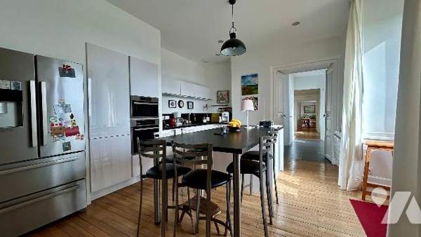 BEL APPARTEMENT VUE SUR RIVIERE