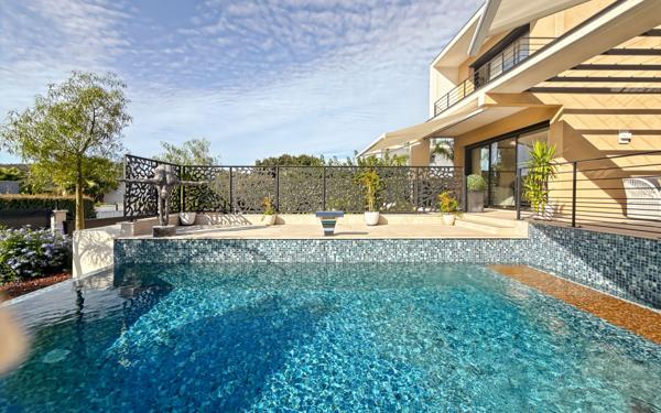 Maison à vendre    5 pièces • 201,98 m2 Saint-Raphaël