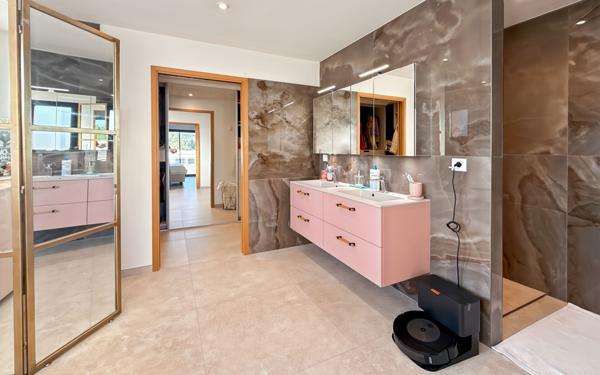 Maison à vendre    5 pièces • 201,98 m2 Saint-Raphaël