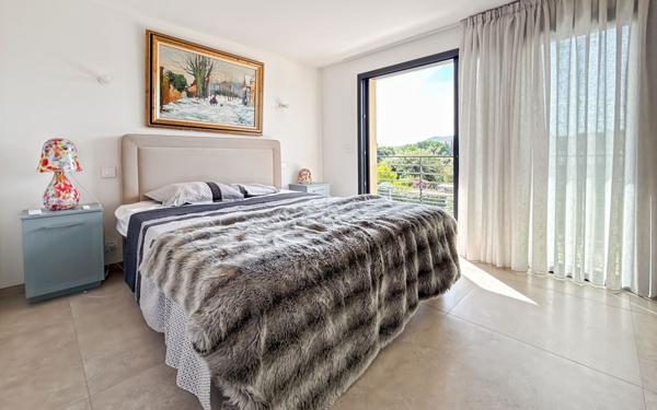 Maison à vendre    5 pièces • 201,98 m2 Saint-Raphaël