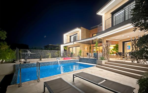 Maison à vendre    5 pièces • 201,98 m2 Saint-Raphaël