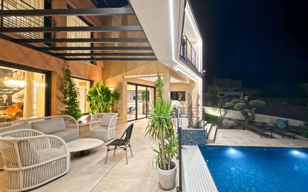 Maison à vendre    5 pièces • 201,98 m2 Saint-Raphaël