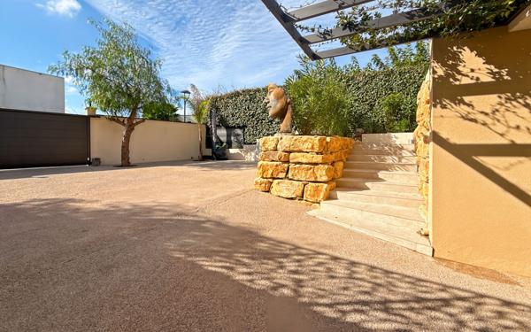 Maison à vendre    5 pièces • 201,98 m2 Saint-Raphaël