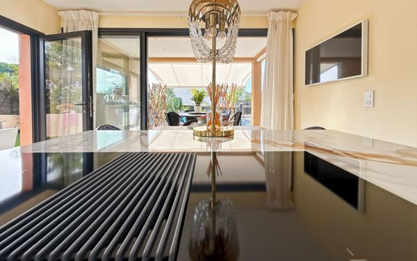 Maison à vendre    5 pièces • 201,98 m2 Saint-Raphaël