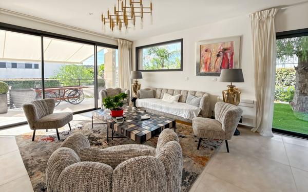 Maison à vendre    5 pièces • 201,98 m2 Saint-Raphaël