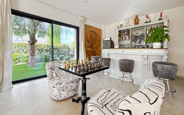 Maison à vendre    5 pièces • 201,98 m2 Saint-Raphaël