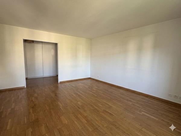 Appartement Puteaux 4 pièces de 92 m² avec balcon, cave et parking