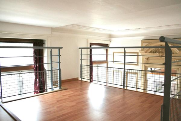 studio lumineux avec mezzanine