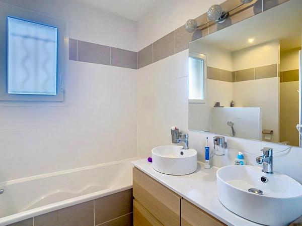 À vendre SPLENDIDE MAISON MODERNE AVEC PISCINE ET PRESTATIONS HAUT DE GAMME – MONNETIER-MORNEX