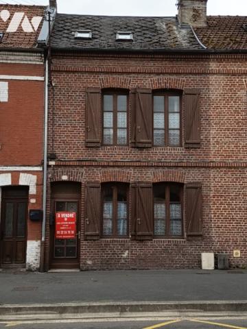 Maison  comprenant : séjour, cuisine aménagée, salle d'eau, WC. 4 chambres avec placards. terrain
