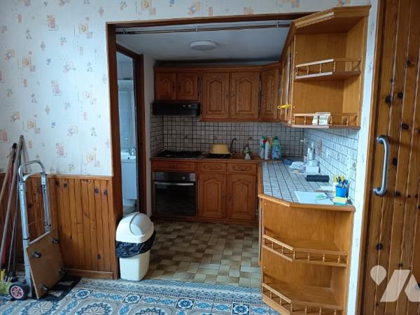 Maison  comprenant : séjour, cuisine aménagée, salle d'eau, WC. 4 chambres avec placards. terrain