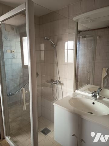 Maison  comprenant : séjour, cuisine aménagée, salle d'eau, WC. 4 chambres avec placards. terrain