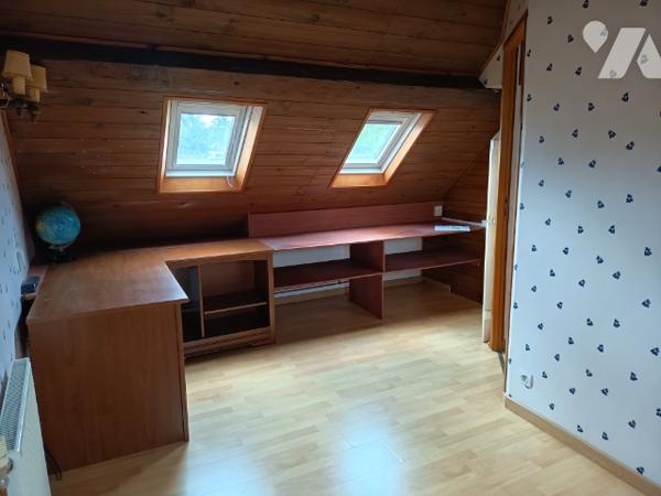 Maison  comprenant : séjour, cuisine aménagée, salle d'eau, WC. 4 chambres avec placards. terrain