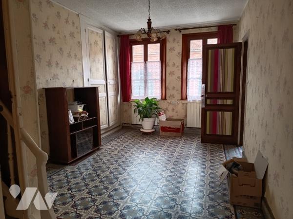 Maison  comprenant : séjour, cuisine aménagée, salle d'eau, WC. 4 chambres avec placards. terrain