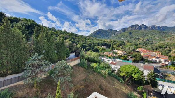 VIAGER OCCUPÉ - TROIS PIÉCES DERNIER ÉTAGE GARAGE ET CAVE.