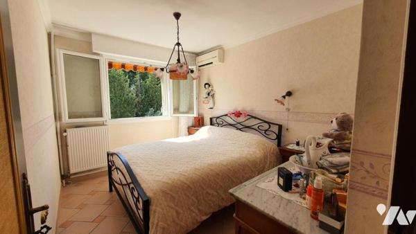 VIAGER OCCUPÉ - TROIS PIÉCES DERNIER ÉTAGE GARAGE ET CAVE.