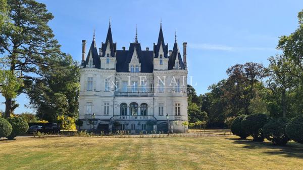 Exceptionnel château du XIXe siècle en Anjou, dans la Vallée de la Loire