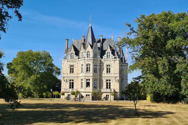 Exceptionnel château du XIXe siècle en Anjou, dans la Vallée de la Loire