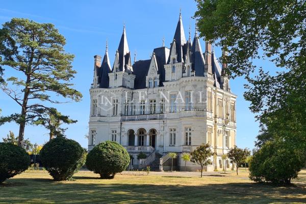 Exceptionnel château du XIXe siècle en Anjou, dans la Vallée de la Loire