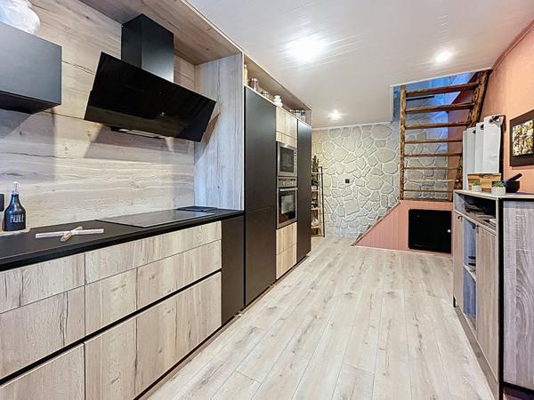 Adorable maison de village sans travaux, 2 chambres, un bureau, cuisine neuve, matériaux anciens préservés