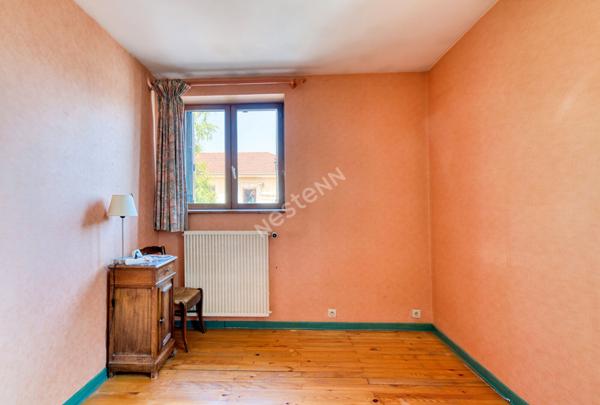 Maison de 8 pièces d'environ 131.m² située à Villeurbanne avec 4 places privativesLe prix de première offre possible est fixé à 395 000€ (honoraires inclus). Aucuns frais supplémentaires ne sont à prévoir. La participation à la vente interactive est soumi