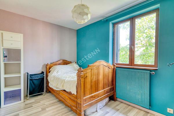 Maison de 8 pièces d'environ 131.m² située à Villeurbanne avec 4 places privativesLe prix de première offre possible est fixé à 395 000€ (honoraires inclus). Aucuns frais supplémentaires ne sont à prévoir. La participation à la vente interactive est soumi
