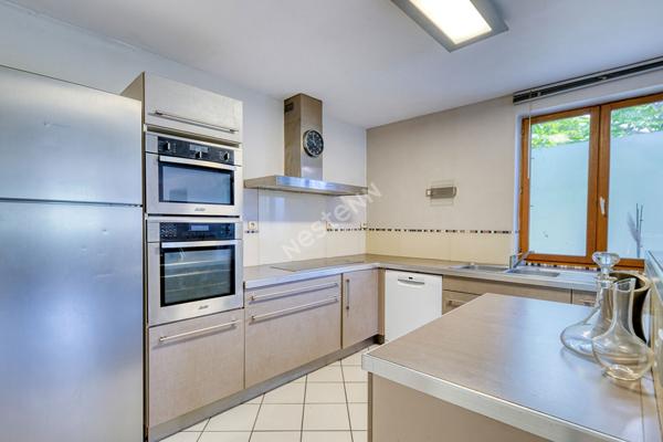 Maison de 8 pièces d'environ 131.m² située à Villeurbanne avec 4 places privativesLe prix de première offre possible est fixé à 395 000€ (honoraires inclus). Aucuns frais supplémentaires ne sont à prévoir. La participation à la vente interactive est soumi