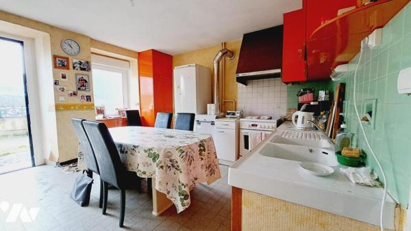 Ensemble immobilier situé en centre bourg de la commune de CAMPEL ( Val d'Anast )