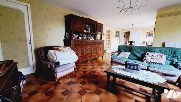 Ensemble immobilier situé en centre bourg de la commune de CAMPEL ( Val d'Anast )