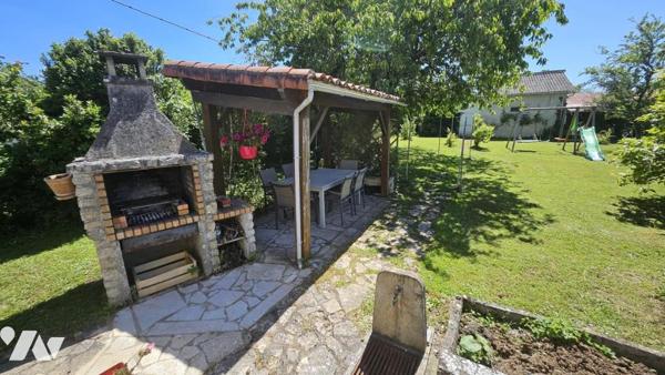 A Vendre à CIVRAY(86400), Un pavillon sur sous-sol, de 122m², au sein d'un terrain de 1370m² 