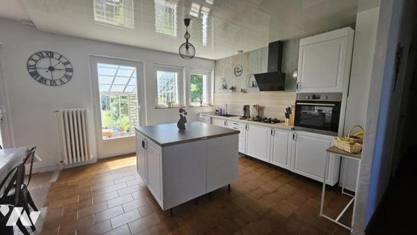 A Vendre à CIVRAY(86400), Un pavillon sur sous-sol, de 122m², au sein d'un terrain de 1370m² 
