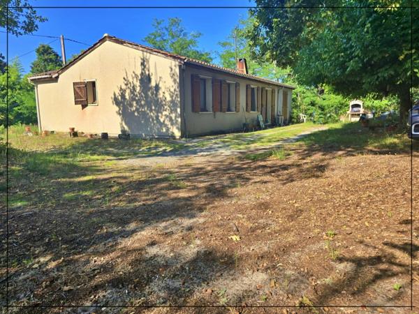 Charmante maison de plain-pied de 100m² à rafraîchir, située sur un terrain de 2500 m².