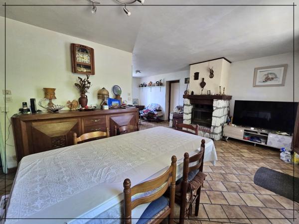 Charmante maison de plain-pied de 100m² à rafraîchir, située sur un terrain de 2500 m².