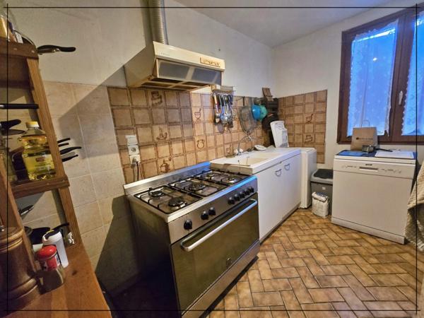 Charmante maison de plain-pied de 100m² à rafraîchir, située sur un terrain de 2500 m².