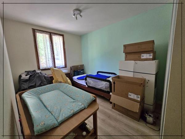 Charmante maison de plain-pied de 100m² à rafraîchir, située sur un terrain de 2500 m².