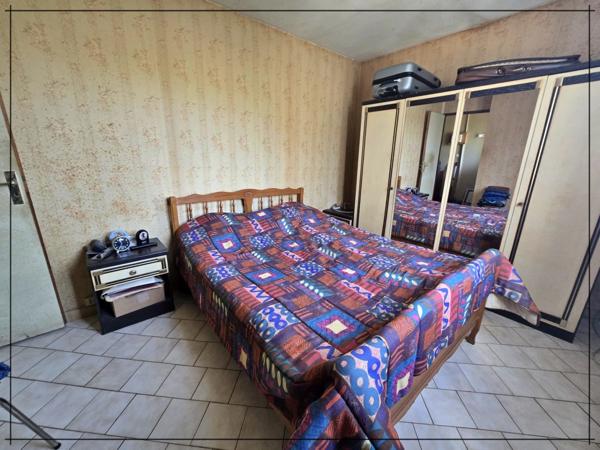 Charmante maison de plain-pied de 100m² à rafraîchir, située sur un terrain de 2500 m².