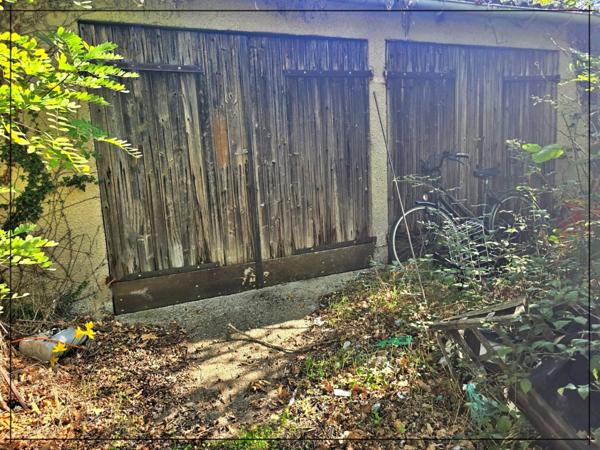 Charmante maison de plain-pied de 100m² à rafraîchir, située sur un terrain de 2500 m².