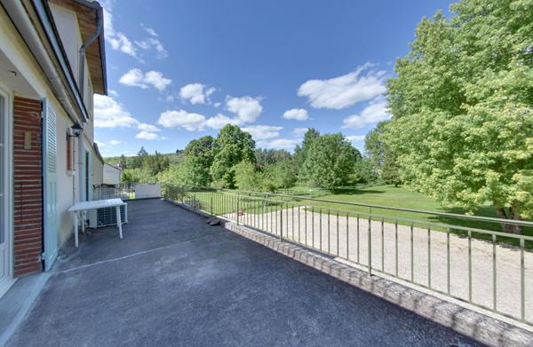 Maison familiale avec grand terrain arboré