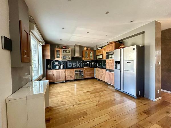 Idéalement située dans le quartier pavillonnaire recherché du Plateau d’Avron à Rosny-sous-Bois, cette maison individuelle en copropriété de sol (aucune charge de copropriété courante) vous offre une surface habitable loi Carrez de 182,28 m² et une surface totale utile de 206,23 m².

Construite sur deux niveaux, sans aucun travaux à prévoir,  isolation extérieure récente, elle séduira aussi bien les grandes familles que les investisseurs (potentiel locatif).

POINTS FORTS  :
✅ Quartier calme, pavillonnaire, proche commerces, écoles, RER E (Rosny-sous-Bois – Bois-Perrier)
✅ Maison individuelle, pas de mitoyenneté gênante
✅ Sans travaux – Isolation extérieure neuve
✅ deux logements indépendants au RDC
✅ Copropriété de sol – Aucune charge mensuelle

Au Rez-de-chaussée (RDC)

2 appartements de type T2 complets, idéaux pour :
- famille recomposée
- location (revenus complémentaires)
- accueil de parents ou d’adultes autonomes

Rez-de-chaussée surélevé (R1)
- Séjour lumineux ouvert sur une cuisine aménagée et équipée
- Deux chambres dont une avec salle d’eau privative
- WC séparé avec lave-mains

À l’étage
Deux grandes chambres :
- Chambre 1 : salle de bain avec jacuzzi ouverte sur la chambre + WC
- Chambre 2 : douche à l’italienne avec WC