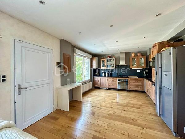 Idéalement située dans le quartier pavillonnaire recherché du Plateau d’Avron à Rosny-sous-Bois, cette maison individuelle en copropriété de sol (aucune charge de copropriété courante) vous offre une surface habitable loi Carrez de 182,28 m² et une surface totale utile de 206,23 m².

Construite sur deux niveaux, sans aucun travaux à prévoir,  isolation extérieure récente, elle séduira aussi bien les grandes familles que les investisseurs (potentiel locatif).

POINTS FORTS  :
✅ Quartier calme, pavillonnaire, proche commerces, écoles, RER E (Rosny-sous-Bois – Bois-Perrier)
✅ Maison individuelle, pas de mitoyenneté gênante
✅ Sans travaux – Isolation extérieure neuve
✅ deux logements indépendants au RDC
✅ Copropriété de sol – Aucune charge mensuelle

Au Rez-de-chaussée (RDC)

2 appartements de type T2 complets, idéaux pour :
- famille recomposée
- location (revenus complémentaires)
- accueil de parents ou d’adultes autonomes

Rez-de-chaussée surélevé (R1)
- Séjour lumineux ouvert sur une cuisine aménagée et équipée
- Deux chambres dont une avec salle d’eau privative
- WC séparé avec lave-mains

À l’étage
Deux grandes chambres :
- Chambre 1 : salle de bain avec jacuzzi ouverte sur la chambre + WC
- Chambre 2 : douche à l’italienne avec WC