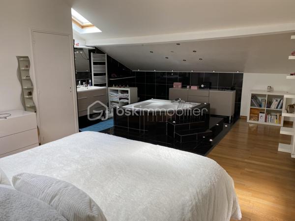 Idéalement située dans le quartier pavillonnaire recherché du Plateau d’Avron à Rosny-sous-Bois, cette maison individuelle en copropriété de sol (aucune charge de copropriété courante) vous offre une surface habitable loi Carrez de 182,28 m² et une surface totale utile de 206,23 m².

Construite sur deux niveaux, sans aucun travaux à prévoir,  isolation extérieure récente, elle séduira aussi bien les grandes familles que les investisseurs (potentiel locatif).

POINTS FORTS  :
✅ Quartier calme, pavillonnaire, proche commerces, écoles, RER E (Rosny-sous-Bois – Bois-Perrier)
✅ Maison individuelle, pas de mitoyenneté gênante
✅ Sans travaux – Isolation extérieure neuve
✅ deux logements indépendants au RDC
✅ Copropriété de sol – Aucune charge mensuelle

Au Rez-de-chaussée (RDC)

2 appartements de type T2 complets, idéaux pour :
- famille recomposée
- location (revenus complémentaires)
- accueil de parents ou d’adultes autonomes

Rez-de-chaussée surélevé (R1)
- Séjour lumineux ouvert sur une cuisine aménagée et équipée
- Deux chambres dont une avec salle d’eau privative
- WC séparé avec lave-mains

À l’étage
Deux grandes chambres :
- Chambre 1 : salle de bain avec jacuzzi ouverte sur la chambre + WC
- Chambre 2 : douche à l’italienne avec WC