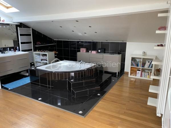 Idéalement située dans le quartier pavillonnaire recherché du Plateau d’Avron à Rosny-sous-Bois, cette maison individuelle en copropriété de sol (aucune charge de copropriété courante) vous offre une surface habitable loi Carrez de 182,28 m² et une surface totale utile de 206,23 m².

Construite sur deux niveaux, sans aucun travaux à prévoir,  isolation extérieure récente, elle séduira aussi bien les grandes familles que les investisseurs (potentiel locatif).

POINTS FORTS  :
✅ Quartier calme, pavillonnaire, proche commerces, écoles, RER E (Rosny-sous-Bois – Bois-Perrier)
✅ Maison individuelle, pas de mitoyenneté gênante
✅ Sans travaux – Isolation extérieure neuve
✅ deux logements indépendants au RDC
✅ Copropriété de sol – Aucune charge mensuelle

Au Rez-de-chaussée (RDC)

2 appartements de type T2 complets, idéaux pour :
- famille recomposée
- location (revenus complémentaires)
- accueil de parents ou d’adultes autonomes

Rez-de-chaussée surélevé (R1)
- Séjour lumineux ouvert sur une cuisine aménagée et équipée
- Deux chambres dont une avec salle d’eau privative
- WC séparé avec lave-mains

À l’étage
Deux grandes chambres :
- Chambre 1 : salle de bain avec jacuzzi ouverte sur la chambre + WC
- Chambre 2 : douche à l’italienne avec WC