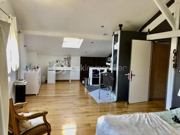 Idéalement située dans le quartier pavillonnaire recherché du Plateau d’Avron à Rosny-sous-Bois, cette maison individuelle en copropriété de sol (aucune charge de copropriété courante) vous offre une surface habitable loi Carrez de 182,28 m² et une surface totale utile de 206,23 m².

Construite sur deux niveaux, sans aucun travaux à prévoir,  isolation extérieure récente, elle séduira aussi bien les grandes familles que les investisseurs (potentiel locatif).

POINTS FORTS  :
✅ Quartier calme, pavillonnaire, proche commerces, écoles, RER E (Rosny-sous-Bois – Bois-Perrier)
✅ Maison individuelle, pas de mitoyenneté gênante
✅ Sans travaux – Isolation extérieure neuve
✅ deux logements indépendants au RDC
✅ Copropriété de sol – Aucune charge mensuelle

Au Rez-de-chaussée (RDC)

2 appartements de type T2 complets, idéaux pour :
- famille recomposée
- location (revenus complémentaires)
- accueil de parents ou d’adultes autonomes

Rez-de-chaussée surélevé (R1)
- Séjour lumineux ouvert sur une cuisine aménagée et équipée
- Deux chambres dont une avec salle d’eau privative
- WC séparé avec lave-mains

À l’étage
Deux grandes chambres :
- Chambre 1 : salle de bain avec jacuzzi ouverte sur la chambre + WC
- Chambre 2 : douche à l’italienne avec WC
