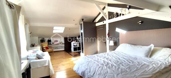 Idéalement située dans le quartier pavillonnaire recherché du Plateau d’Avron à Rosny-sous-Bois, cette maison individuelle en copropriété de sol (aucune charge de copropriété courante) vous offre une surface habitable loi Carrez de 182,28 m² et une surface totale utile de 206,23 m².

Construite sur deux niveaux, sans aucun travaux à prévoir,  isolation extérieure récente, elle séduira aussi bien les grandes familles que les investisseurs (potentiel locatif).

POINTS FORTS  :
✅ Quartier calme, pavillonnaire, proche commerces, écoles, RER E (Rosny-sous-Bois – Bois-Perrier)
✅ Maison individuelle, pas de mitoyenneté gênante
✅ Sans travaux – Isolation extérieure neuve
✅ deux logements indépendants au RDC
✅ Copropriété de sol – Aucune charge mensuelle

Au Rez-de-chaussée (RDC)

2 appartements de type T2 complets, idéaux pour :
- famille recomposée
- location (revenus complémentaires)
- accueil de parents ou d’adultes autonomes

Rez-de-chaussée surélevé (R1)
- Séjour lumineux ouvert sur une cuisine aménagée et équipée
- Deux chambres dont une avec salle d’eau privative
- WC séparé avec lave-mains

À l’étage
Deux grandes chambres :
- Chambre 1 : salle de bain avec jacuzzi ouverte sur la chambre + WC
- Chambre 2 : douche à l’italienne avec WC