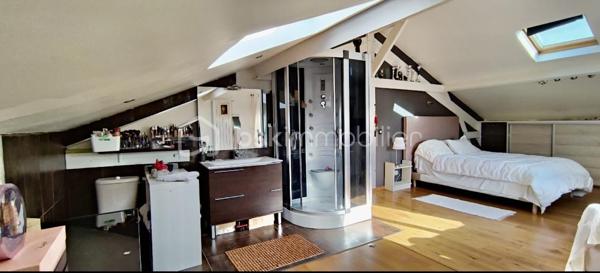 Idéalement située dans le quartier pavillonnaire recherché du Plateau d’Avron à Rosny-sous-Bois, cette maison individuelle en copropriété de sol (aucune charge de copropriété courante) vous offre une surface habitable loi Carrez de 182,28 m² et une surface totale utile de 206,23 m².

Construite sur deux niveaux, sans aucun travaux à prévoir,  isolation extérieure récente, elle séduira aussi bien les grandes familles que les investisseurs (potentiel locatif).

POINTS FORTS  :
✅ Quartier calme, pavillonnaire, proche commerces, écoles, RER E (Rosny-sous-Bois – Bois-Perrier)
✅ Maison individuelle, pas de mitoyenneté gênante
✅ Sans travaux – Isolation extérieure neuve
✅ deux logements indépendants au RDC
✅ Copropriété de sol – Aucune charge mensuelle

Au Rez-de-chaussée (RDC)

2 appartements de type T2 complets, idéaux pour :
- famille recomposée
- location (revenus complémentaires)
- accueil de parents ou d’adultes autonomes

Rez-de-chaussée surélevé (R1)
- Séjour lumineux ouvert sur une cuisine aménagée et équipée
- Deux chambres dont une avec salle d’eau privative
- WC séparé avec lave-mains

À l’étage
Deux grandes chambres :
- Chambre 1 : salle de bain avec jacuzzi ouverte sur la chambre + WC
- Chambre 2 : douche à l’italienne avec WC