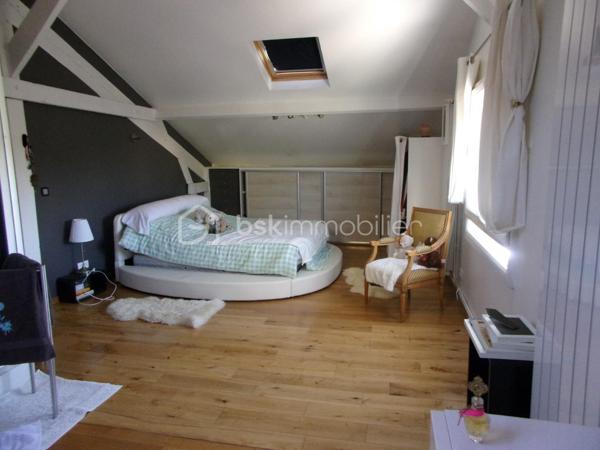 Idéalement située dans le quartier pavillonnaire recherché du Plateau d’Avron à Rosny-sous-Bois, cette maison individuelle en copropriété de sol (aucune charge de copropriété courante) vous offre une surface habitable loi Carrez de 182,28 m² et une surface totale utile de 206,23 m².

Construite sur deux niveaux, sans aucun travaux à prévoir,  isolation extérieure récente, elle séduira aussi bien les grandes familles que les investisseurs (potentiel locatif).

POINTS FORTS  :
✅ Quartier calme, pavillonnaire, proche commerces, écoles, RER E (Rosny-sous-Bois – Bois-Perrier)
✅ Maison individuelle, pas de mitoyenneté gênante
✅ Sans travaux – Isolation extérieure neuve
✅ deux logements indépendants au RDC
✅ Copropriété de sol – Aucune charge mensuelle

Au Rez-de-chaussée (RDC)

2 appartements de type T2 complets, idéaux pour :
- famille recomposée
- location (revenus complémentaires)
- accueil de parents ou d’adultes autonomes

Rez-de-chaussée surélevé (R1)
- Séjour lumineux ouvert sur une cuisine aménagée et équipée
- Deux chambres dont une avec salle d’eau privative
- WC séparé avec lave-mains

À l’étage
Deux grandes chambres :
- Chambre 1 : salle de bain avec jacuzzi ouverte sur la chambre + WC
- Chambre 2 : douche à l’italienne avec WC