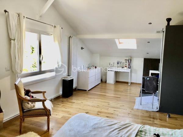 Idéalement située dans le quartier pavillonnaire recherché du Plateau d’Avron à Rosny-sous-Bois, cette maison individuelle en copropriété de sol (aucune charge de copropriété courante) vous offre une surface habitable loi Carrez de 182,28 m² et une surface totale utile de 206,23 m².

Construite sur deux niveaux, sans aucun travaux à prévoir,  isolation extérieure récente, elle séduira aussi bien les grandes familles que les investisseurs (potentiel locatif).

POINTS FORTS  :
✅ Quartier calme, pavillonnaire, proche commerces, écoles, RER E (Rosny-sous-Bois – Bois-Perrier)
✅ Maison individuelle, pas de mitoyenneté gênante
✅ Sans travaux – Isolation extérieure neuve
✅ deux logements indépendants au RDC
✅ Copropriété de sol – Aucune charge mensuelle

Au Rez-de-chaussée (RDC)

2 appartements de type T2 complets, idéaux pour :
- famille recomposée
- location (revenus complémentaires)
- accueil de parents ou d’adultes autonomes

Rez-de-chaussée surélevé (R1)
- Séjour lumineux ouvert sur une cuisine aménagée et équipée
- Deux chambres dont une avec salle d’eau privative
- WC séparé avec lave-mains

À l’étage
Deux grandes chambres :
- Chambre 1 : salle de bain avec jacuzzi ouverte sur la chambre + WC
- Chambre 2 : douche à l’italienne avec WC