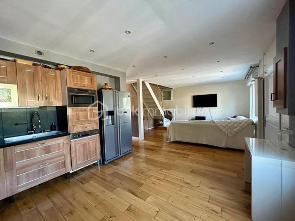Idéalement située dans le quartier pavillonnaire recherché du Plateau d’Avron à Rosny-sous-Bois, cette maison individuelle en copropriété de sol (aucune charge de copropriété courante) vous offre une surface habitable loi Carrez de 182,28 m² et une surface totale utile de 206,23 m².

Construite sur deux niveaux, sans aucun travaux à prévoir,  isolation extérieure récente, elle séduira aussi bien les grandes familles que les investisseurs (potentiel locatif).

POINTS FORTS  :
✅ Quartier calme, pavillonnaire, proche commerces, écoles, RER E (Rosny-sous-Bois – Bois-Perrier)
✅ Maison individuelle, pas de mitoyenneté gênante
✅ Sans travaux – Isolation extérieure neuve
✅ deux logements indépendants au RDC
✅ Copropriété de sol – Aucune charge mensuelle

Au Rez-de-chaussée (RDC)

2 appartements de type T2 complets, idéaux pour :
- famille recomposée
- location (revenus complémentaires)
- accueil de parents ou d’adultes autonomes

Rez-de-chaussée surélevé (R1)
- Séjour lumineux ouvert sur une cuisine aménagée et équipée
- Deux chambres dont une avec salle d’eau privative
- WC séparé avec lave-mains

À l’étage
Deux grandes chambres :
- Chambre 1 : salle de bain avec jacuzzi ouverte sur la chambre + WC
- Chambre 2 : douche à l’italienne avec WC