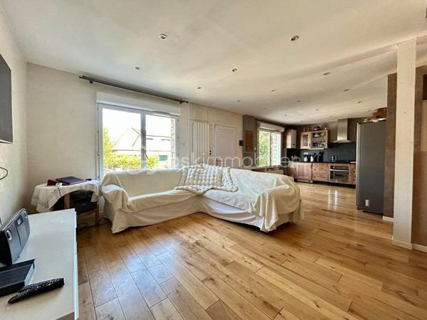 Idéalement située dans le quartier pavillonnaire recherché du Plateau d’Avron à Rosny-sous-Bois, cette maison individuelle en copropriété de sol (aucune charge de copropriété courante) vous offre une surface habitable loi Carrez de 182,28 m² et une surface totale utile de 206,23 m².

Construite sur deux niveaux, sans aucun travaux à prévoir,  isolation extérieure récente, elle séduira aussi bien les grandes familles que les investisseurs (potentiel locatif).

POINTS FORTS  :
✅ Quartier calme, pavillonnaire, proche commerces, écoles, RER E (Rosny-sous-Bois – Bois-Perrier)
✅ Maison individuelle, pas de mitoyenneté gênante
✅ Sans travaux – Isolation extérieure neuve
✅ deux logements indépendants au RDC
✅ Copropriété de sol – Aucune charge mensuelle

Au Rez-de-chaussée (RDC)

2 appartements de type T2 complets, idéaux pour :
- famille recomposée
- location (revenus complémentaires)
- accueil de parents ou d’adultes autonomes

Rez-de-chaussée surélevé (R1)
- Séjour lumineux ouvert sur une cuisine aménagée et équipée
- Deux chambres dont une avec salle d’eau privative
- WC séparé avec lave-mains

À l’étage
Deux grandes chambres :
- Chambre 1 : salle de bain avec jacuzzi ouverte sur la chambre + WC
- Chambre 2 : douche à l’italienne avec WC
