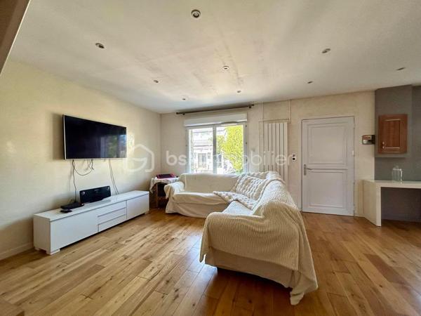 Idéalement située dans le quartier pavillonnaire recherché du Plateau d’Avron à Rosny-sous-Bois, cette maison individuelle en copropriété de sol (aucune charge de copropriété courante) vous offre une surface habitable loi Carrez de 182,28 m² et une surface totale utile de 206,23 m².

Construite sur deux niveaux, sans aucun travaux à prévoir,  isolation extérieure récente, elle séduira aussi bien les grandes familles que les investisseurs (potentiel locatif).

POINTS FORTS  :
✅ Quartier calme, pavillonnaire, proche commerces, écoles, RER E (Rosny-sous-Bois – Bois-Perrier)
✅ Maison individuelle, pas de mitoyenneté gênante
✅ Sans travaux – Isolation extérieure neuve
✅ deux logements indépendants au RDC
✅ Copropriété de sol – Aucune charge mensuelle

Au Rez-de-chaussée (RDC)

2 appartements de type T2 complets, idéaux pour :
- famille recomposée
- location (revenus complémentaires)
- accueil de parents ou d’adultes autonomes

Rez-de-chaussée surélevé (R1)
- Séjour lumineux ouvert sur une cuisine aménagée et équipée
- Deux chambres dont une avec salle d’eau privative
- WC séparé avec lave-mains

À l’étage
Deux grandes chambres :
- Chambre 1 : salle de bain avec jacuzzi ouverte sur la chambre + WC
- Chambre 2 : douche à l’italienne avec WC